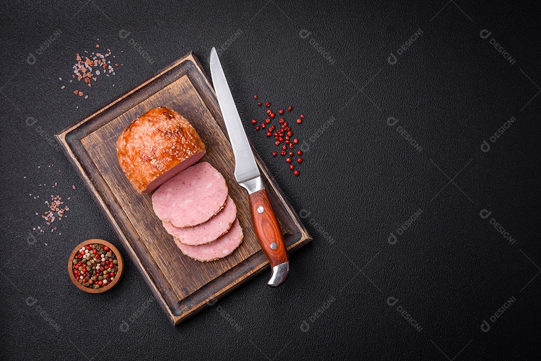 Delicioso rolo de carne de frango ou peru assado com sal e especiarias sobre um fundo de concreto texturizado