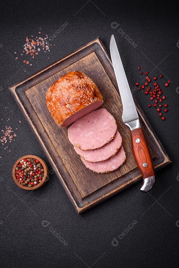 Delicioso rolo de carne de frango ou peru assado com sal e especiarias sobre um fundo de concreto texturizado