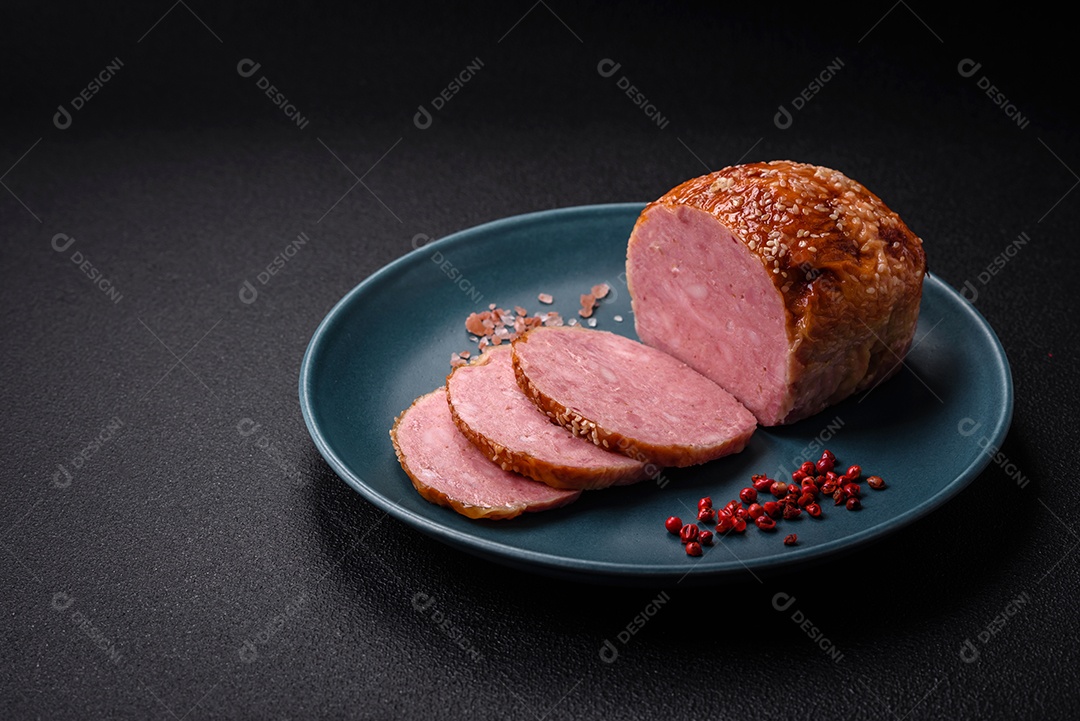 Delicioso rolo de carne de frango ou peru assado com sal e especiarias sobre um fundo de concreto texturizado