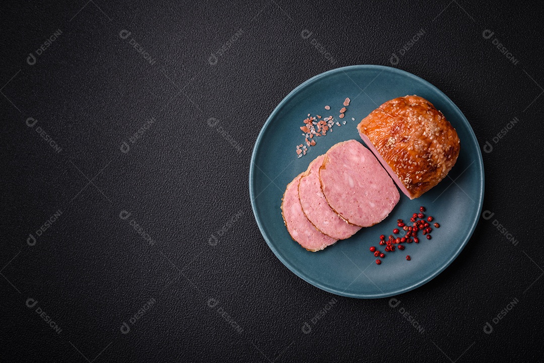 Delicioso rolo de carne de frango ou peru assado com sal e especiarias sobre um fundo de concreto texturizado