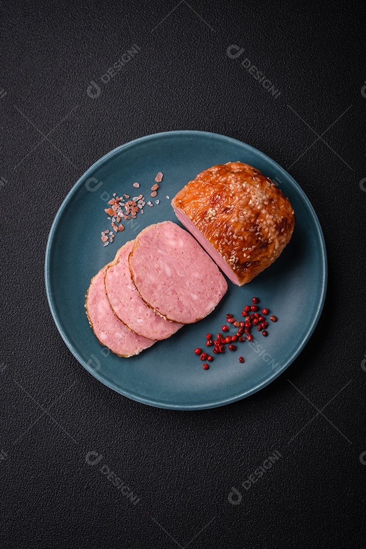 Delicioso rolo de carne de frango ou peru assado com sal e especiarias sobre um fundo de concreto texturizado