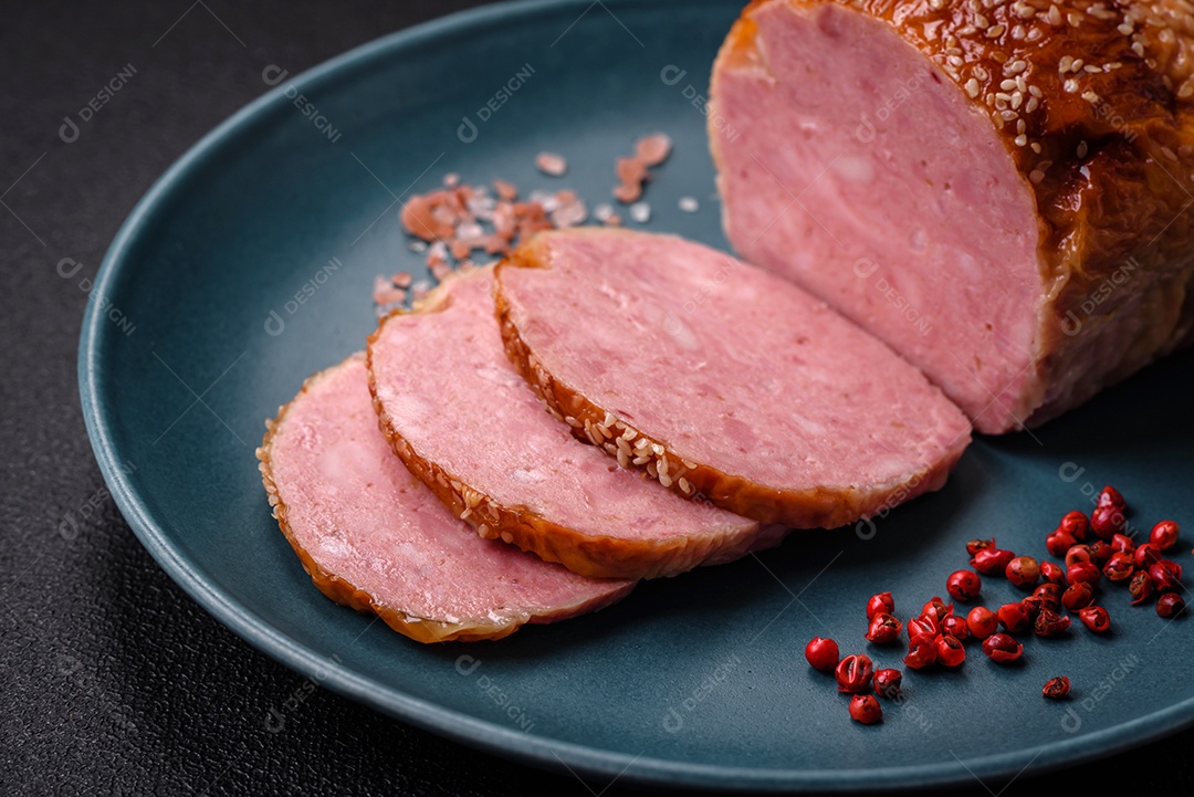 Delicioso rolo de carne de frango ou peru assado com sal e especiarias sobre um fundo de concreto texturizado