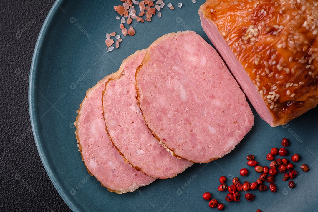 Delicioso rolo de carne de frango ou peru assado com sal e especiarias sobre um fundo de concreto texturizado