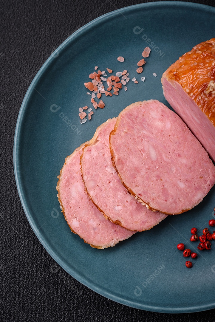 Delicioso rolo de carne de frango ou peru assado com sal e especiarias sobre um fundo de concreto texturizado