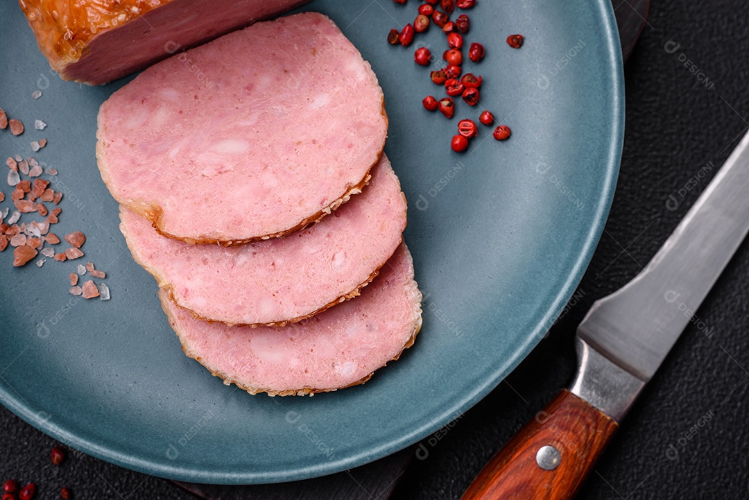 Delicioso rolo de carne de frango ou peru assado com sal e especiarias sobre um fundo de concreto texturizado