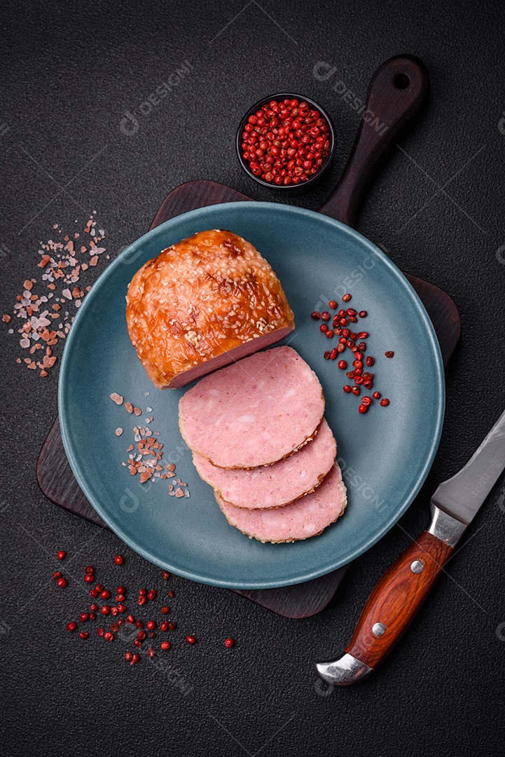 Delicioso rolo de carne de frango ou peru assado com sal e especiarias sobre um fundo de concreto texturizado