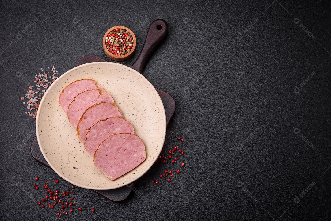 Delicioso rolo de carne de frango ou peru assado com sal e especiarias sobre um fundo de concreto texturizado