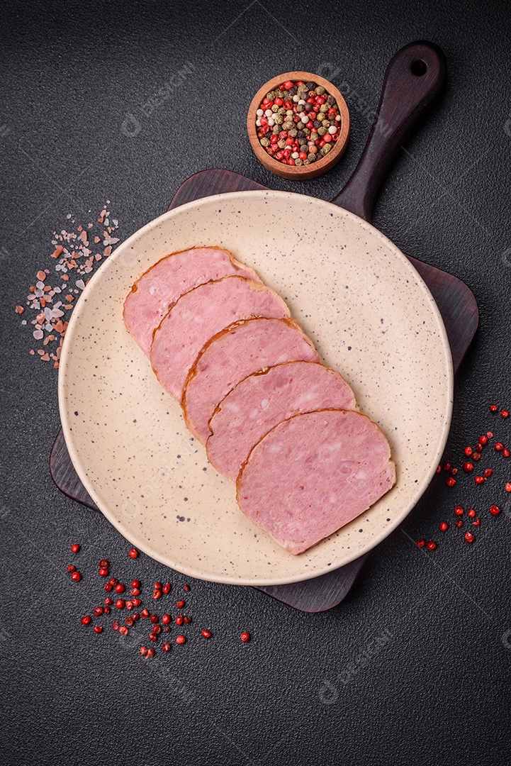 Delicioso rolo de carne de frango ou peru assado com sal e especiarias sobre um fundo de concreto texturizado