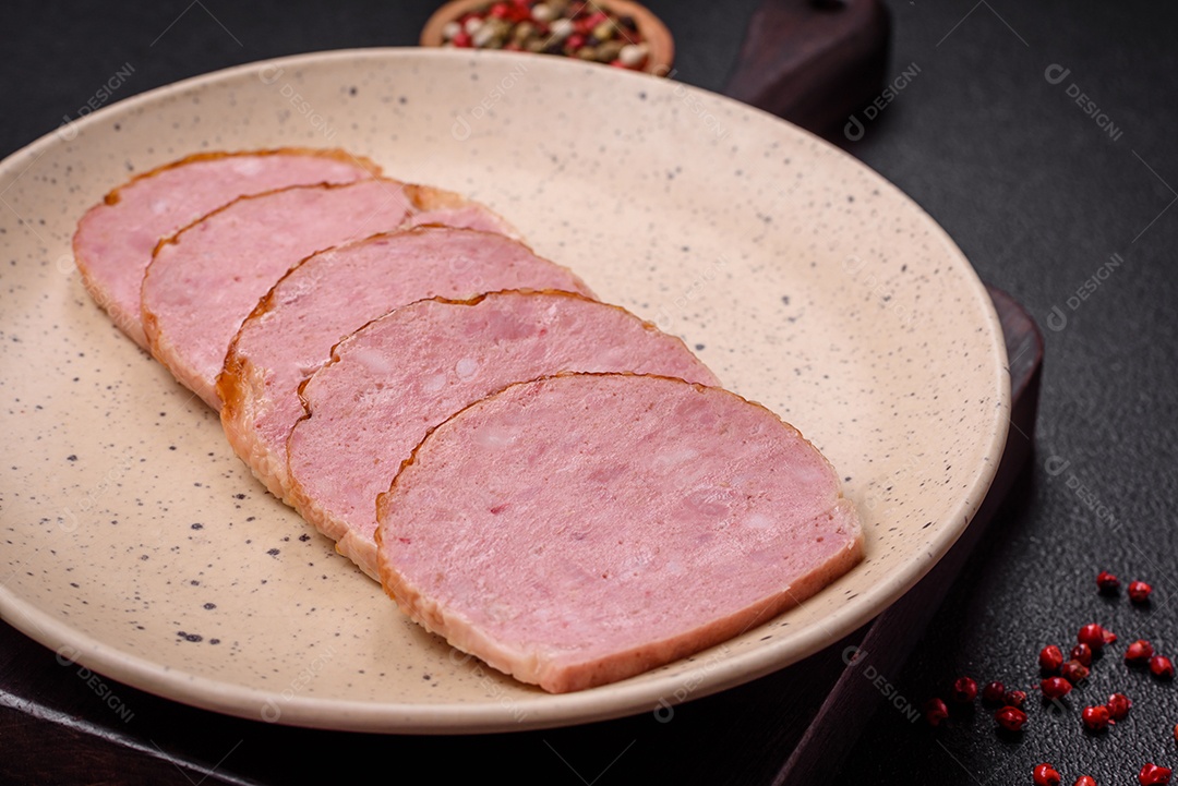 Delicioso rolo de carne de frango ou peru assado com sal e especiarias sobre um fundo de concreto texturizado