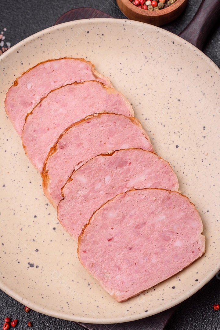 Delicioso rolo de carne de frango ou peru assado com sal e especiarias sobre um fundo de concreto texturizado