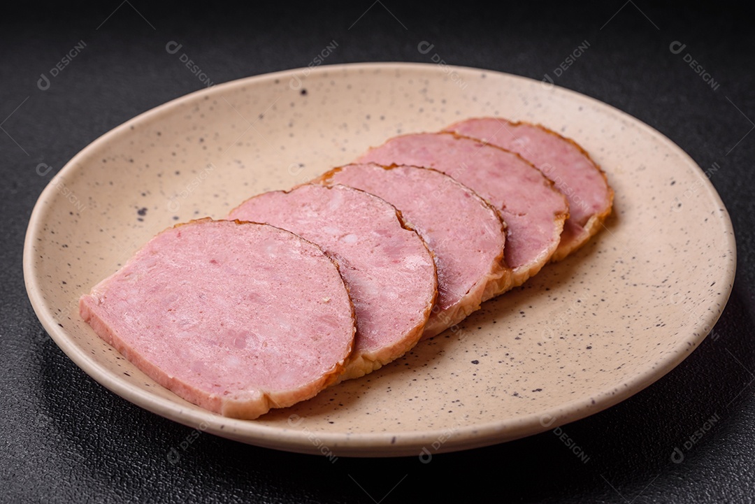 Delicioso rolo de carne de frango ou peru assado com sal e especiarias sobre um fundo de concreto texturizado