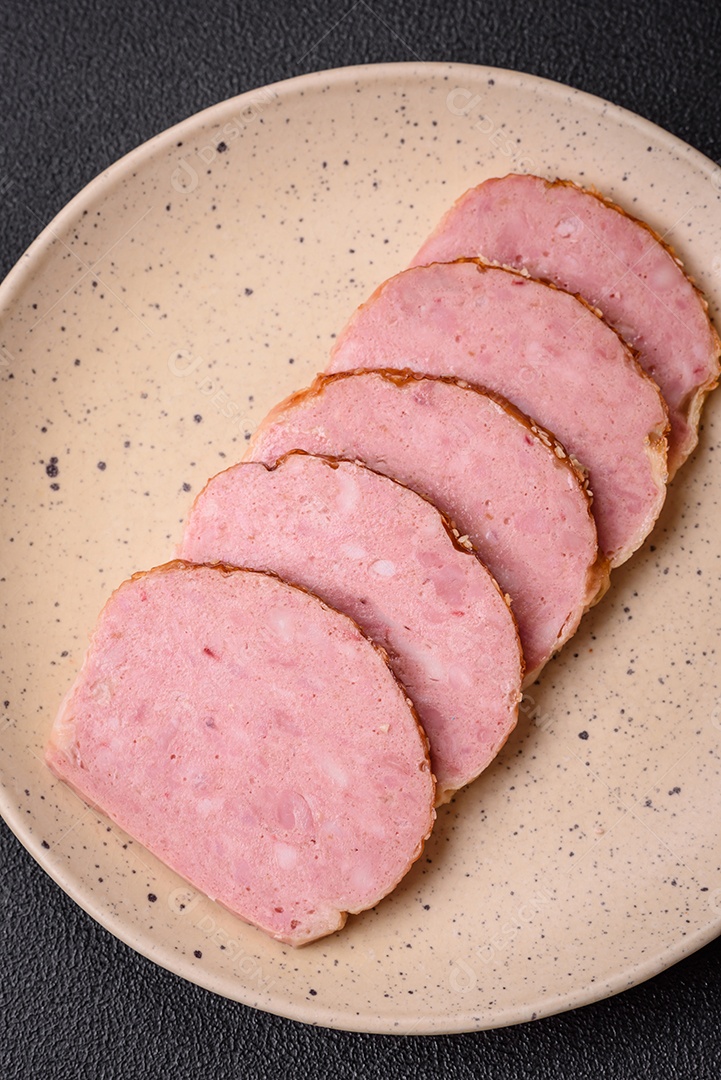 Delicioso rolo de carne de frango ou peru assado com sal e especiarias sobre um fundo de concreto texturizado