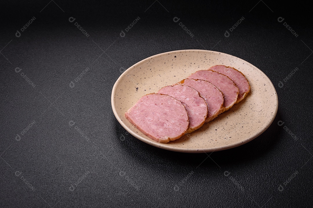 Delicioso rolo de carne de frango ou peru assado com sal e especiarias sobre um fundo de concreto texturizado
