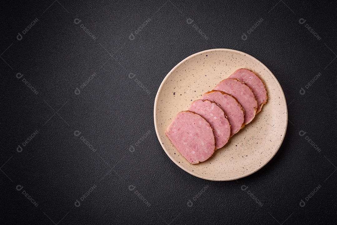 Delicioso rolo de carne de frango ou peru assado com sal e especiarias sobre um fundo de concreto texturizado