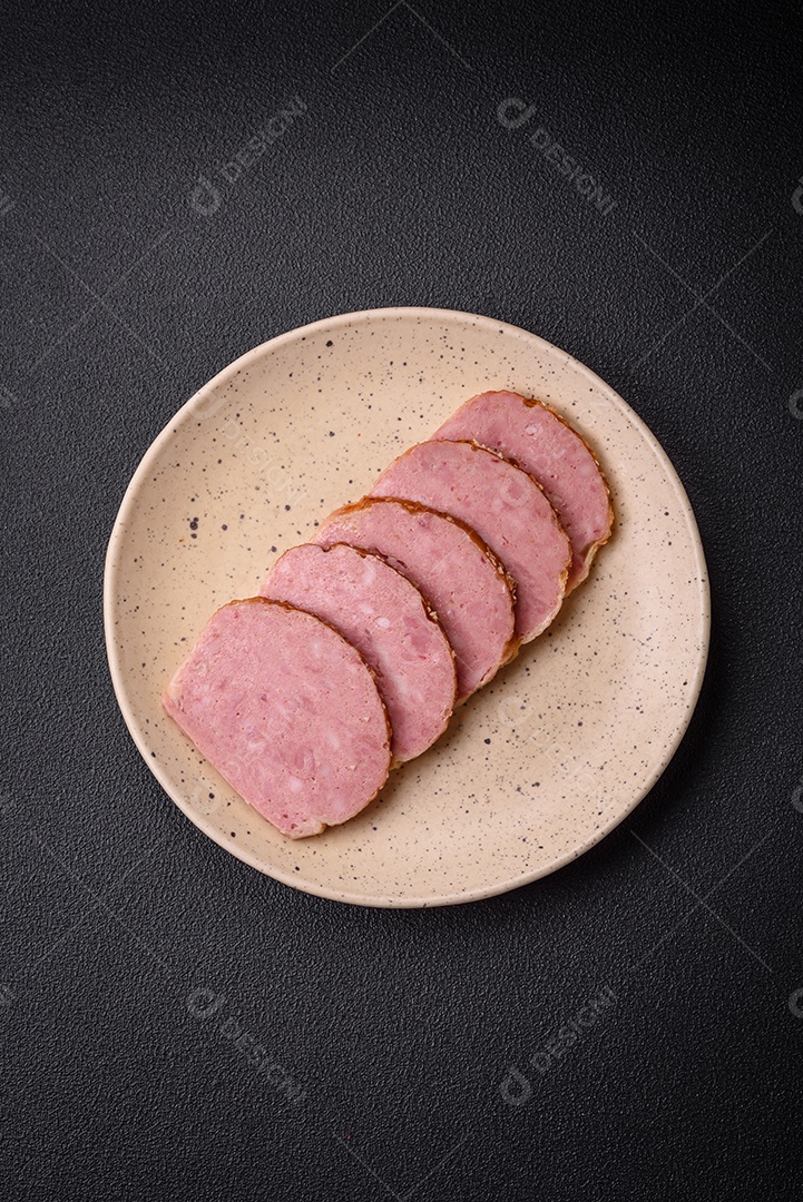 Delicioso rolo de carne de frango ou peru assado com sal e especiarias sobre um fundo de concreto texturizado