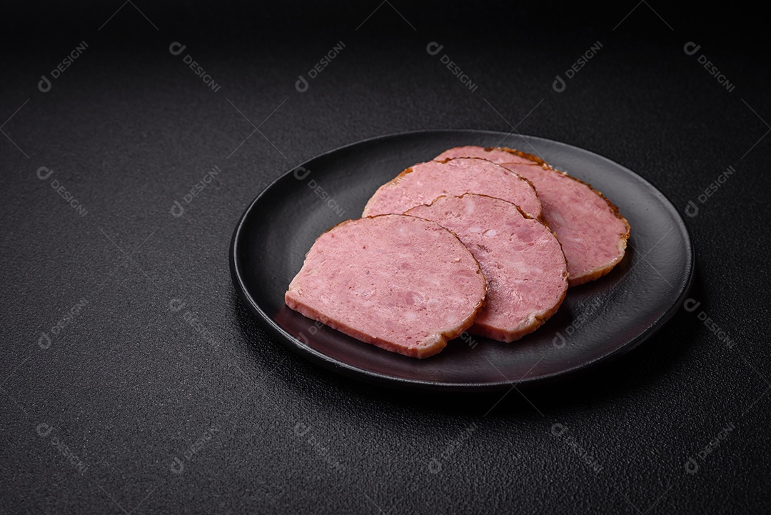 Delicioso rolo de carne de frango ou peru assado com sal e especiarias sobre um fundo de concreto texturizado