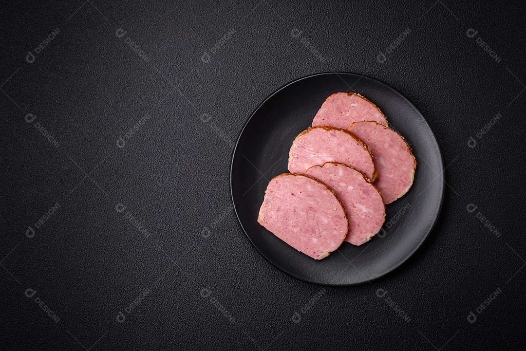 Delicioso rolo de carne de frango ou peru assado com sal e especiarias sobre um fundo de concreto texturizado