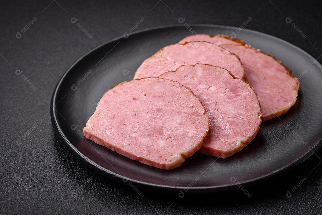 Delicioso rolo de carne de frango ou peru assado com sal e especiarias sobre um fundo de concreto texturizado