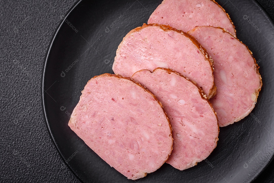 Delicioso rolo de carne de frango ou peru assado com sal e especiarias sobre um fundo de concreto texturizado
