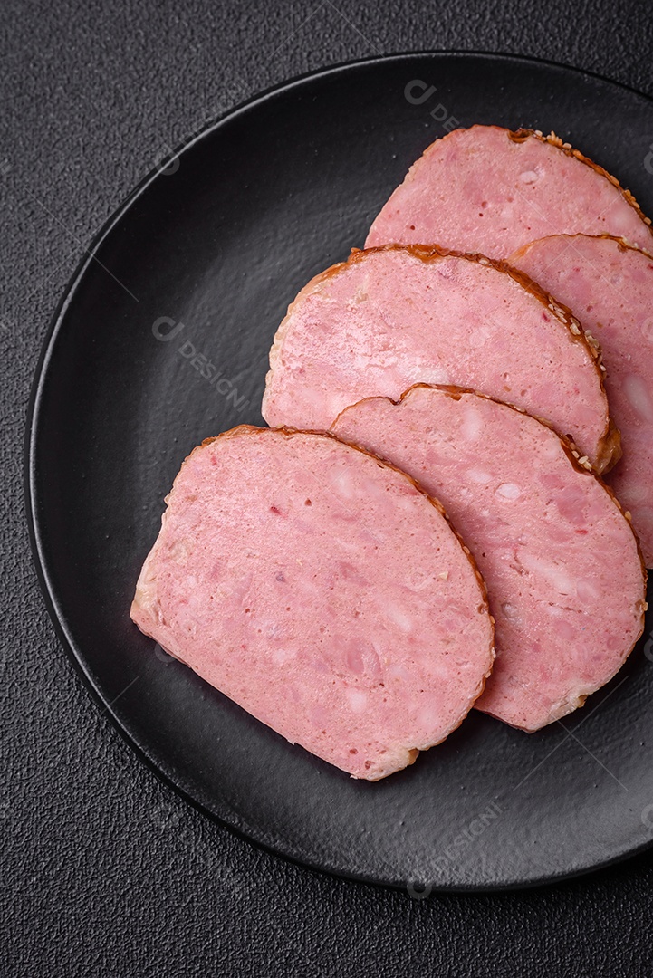 Delicioso rolo de carne de frango ou peru assado com sal e especiarias sobre um fundo de concreto texturizado