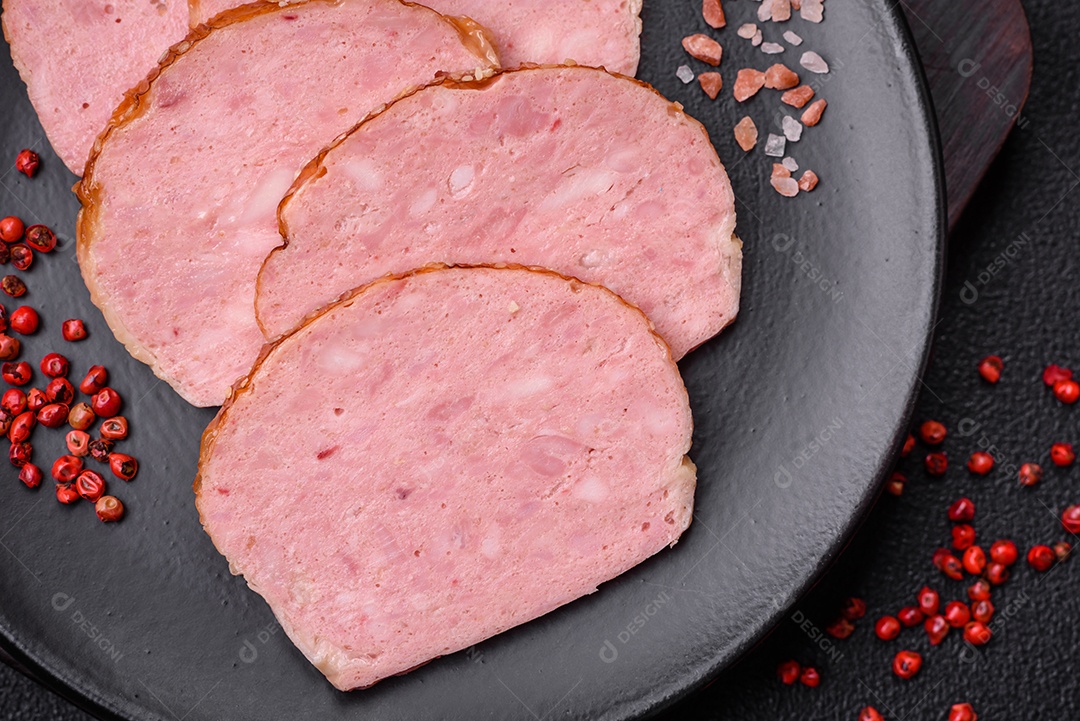 Delicioso rolo de carne de frango ou peru assado com sal e especiarias sobre um fundo de concreto texturizado