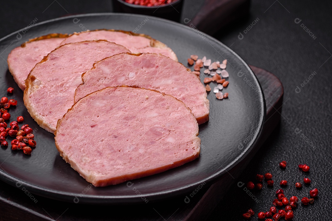 Delicioso rolo de carne de frango ou peru assado com sal e especiarias sobre um fundo de concreto texturizado