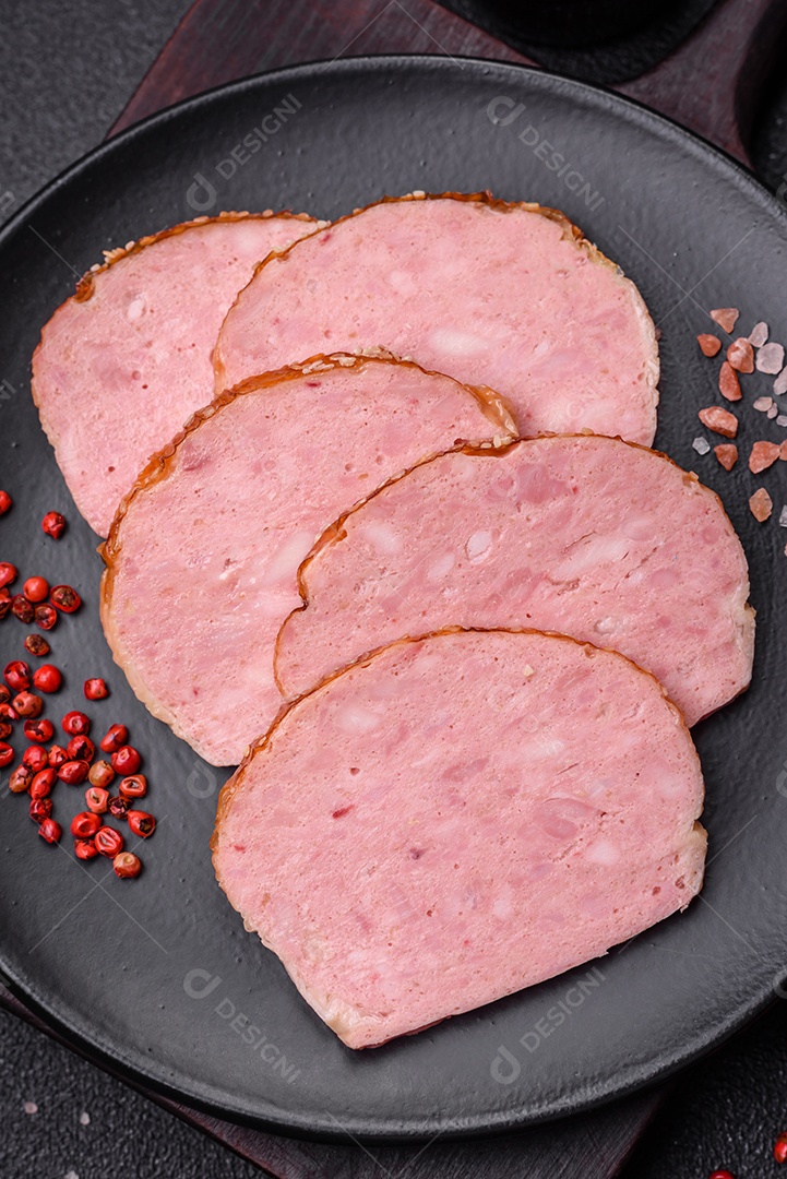 Delicioso rolo de carne de frango ou peru assado com sal e especiarias sobre um fundo de concreto texturizado