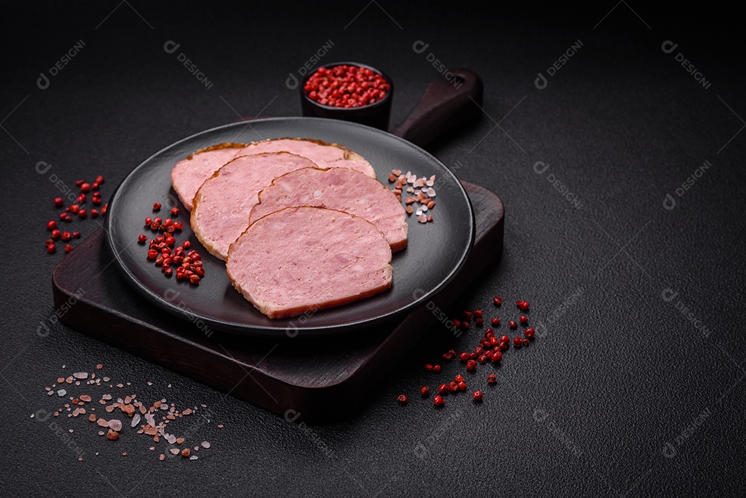 Delicioso rolo de carne de frango ou peru assado com sal e especiarias sobre um fundo de concreto texturizado