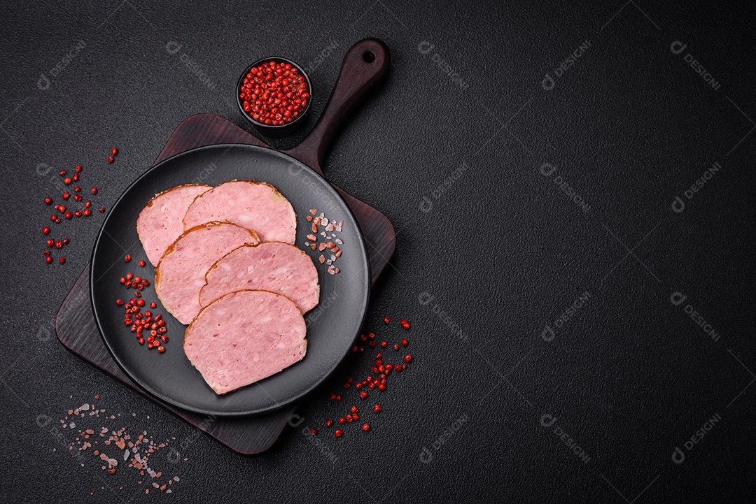 Delicioso rolo de carne de frango ou peru assado com sal e especiarias sobre um fundo de concreto texturizado