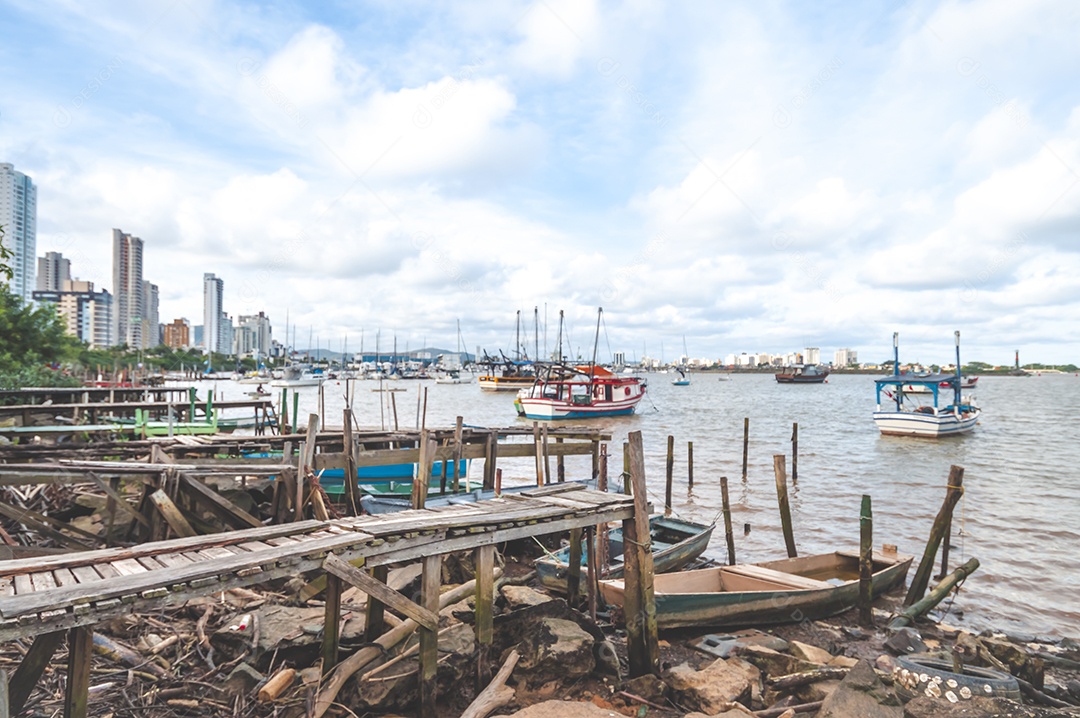 Marina ribeirinha em um final de tarde, beira rio