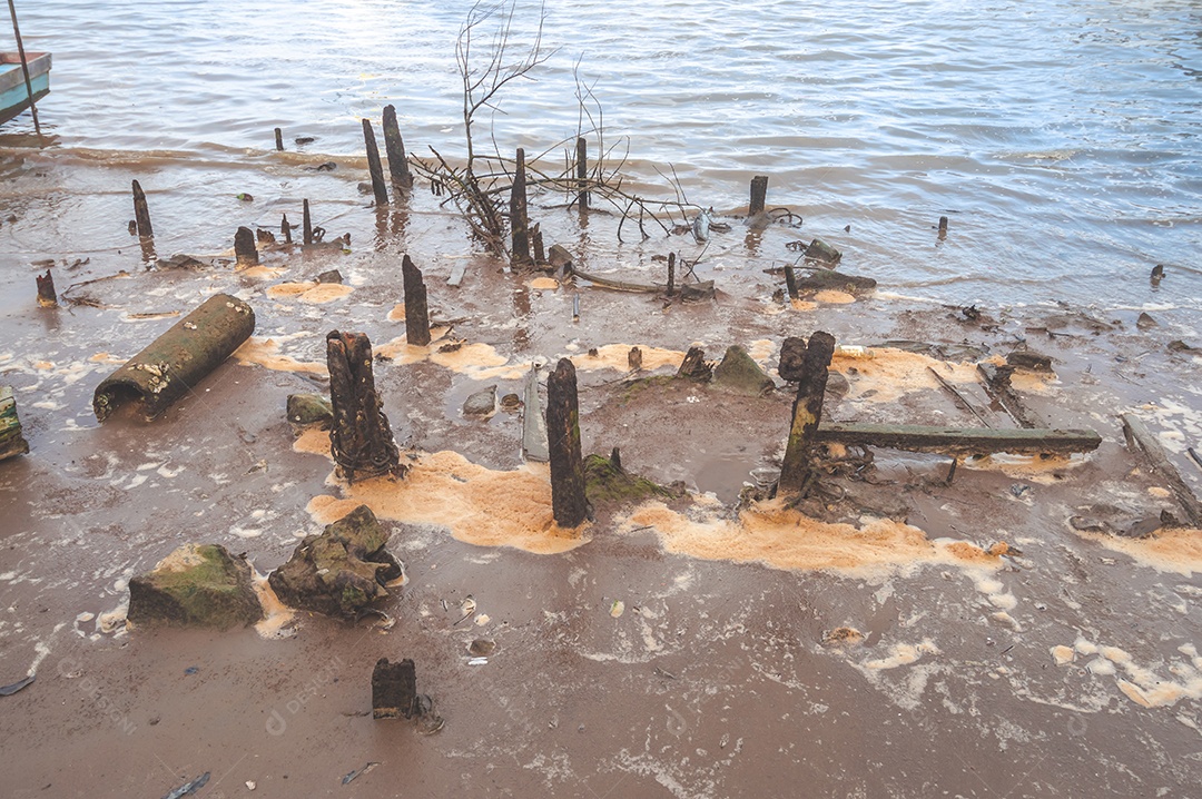 Margem de um lago com maré baixa e lama parando os barcos, conceito de seca no lago.