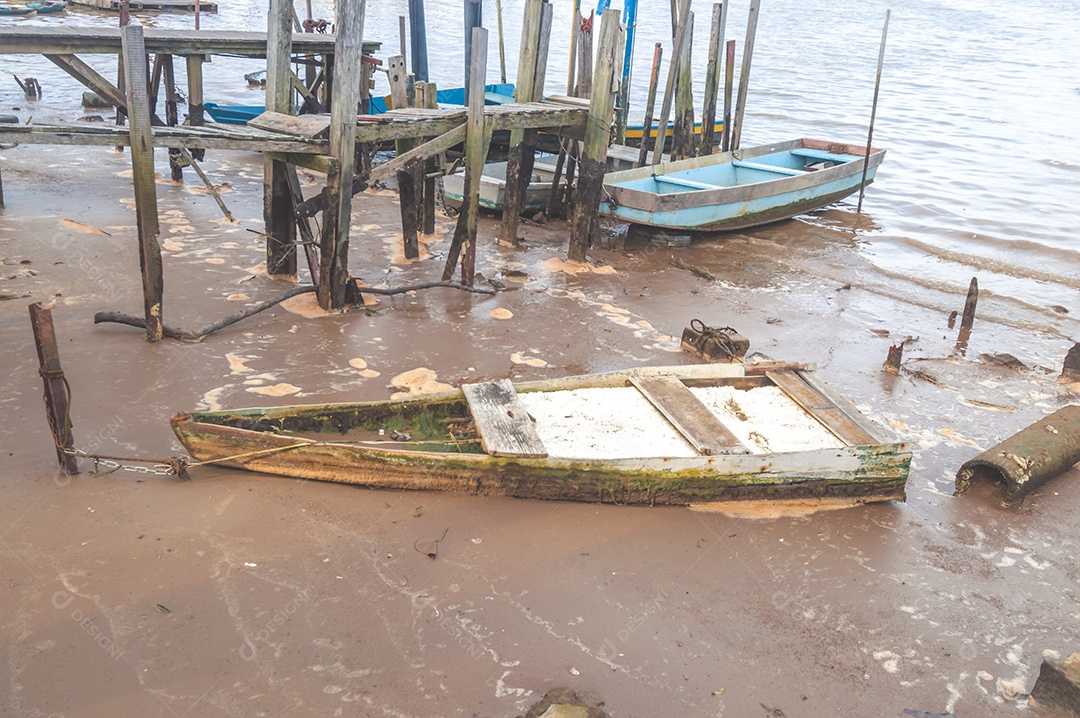 Marina ribeirinha em um final de tarde, beira rio