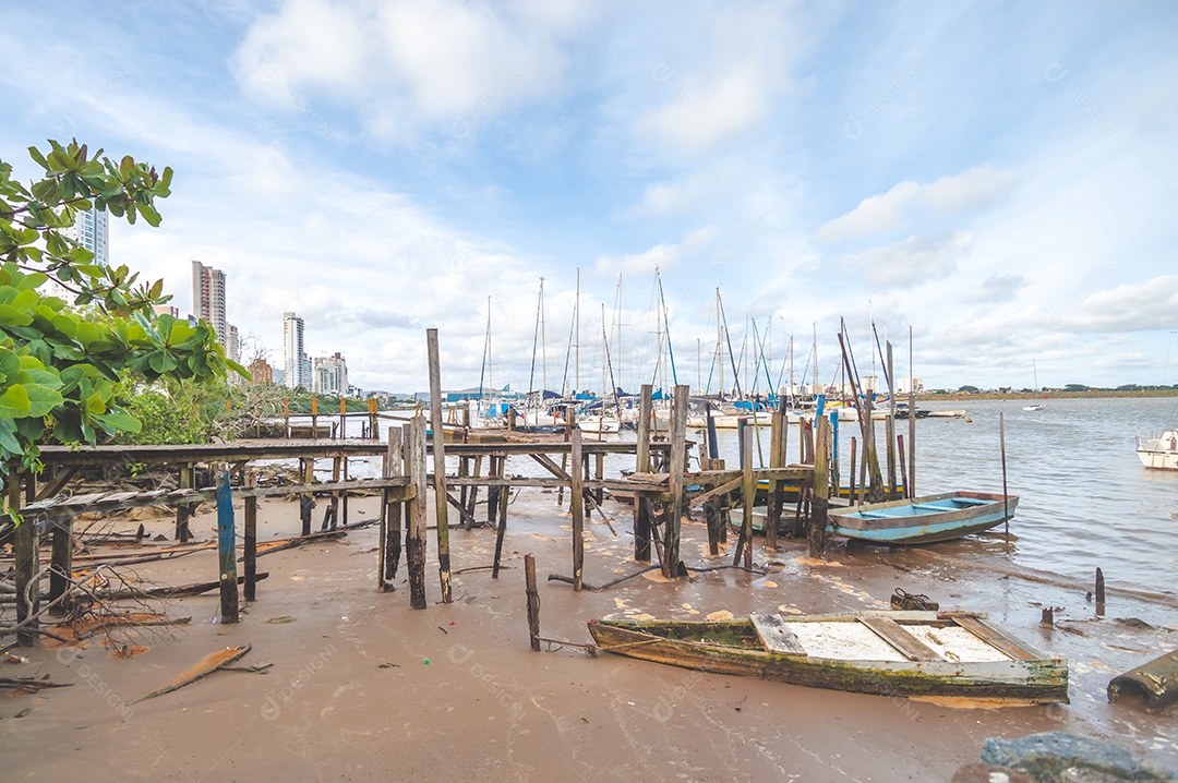 Marina ribeirinha em um final de tarde, beira rio