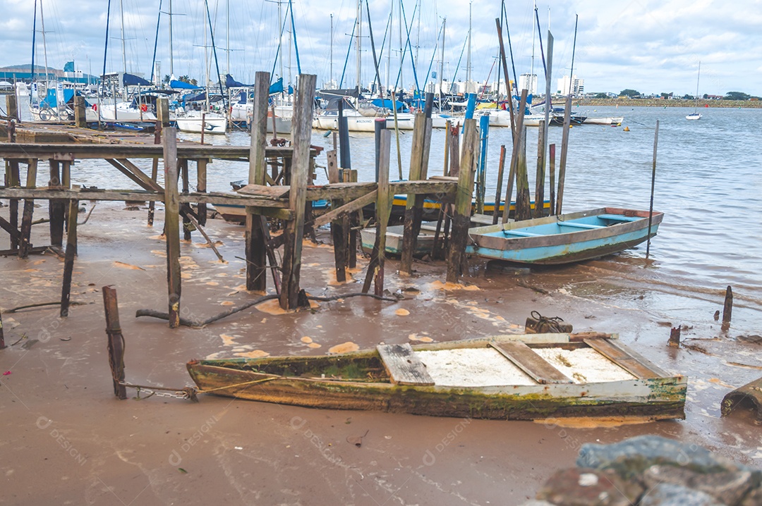 Marina ribeirinha em um final de tarde, beira rio