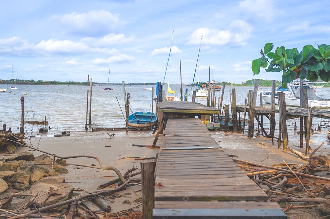 marina ribeirinha em um final de tarde, beira rio