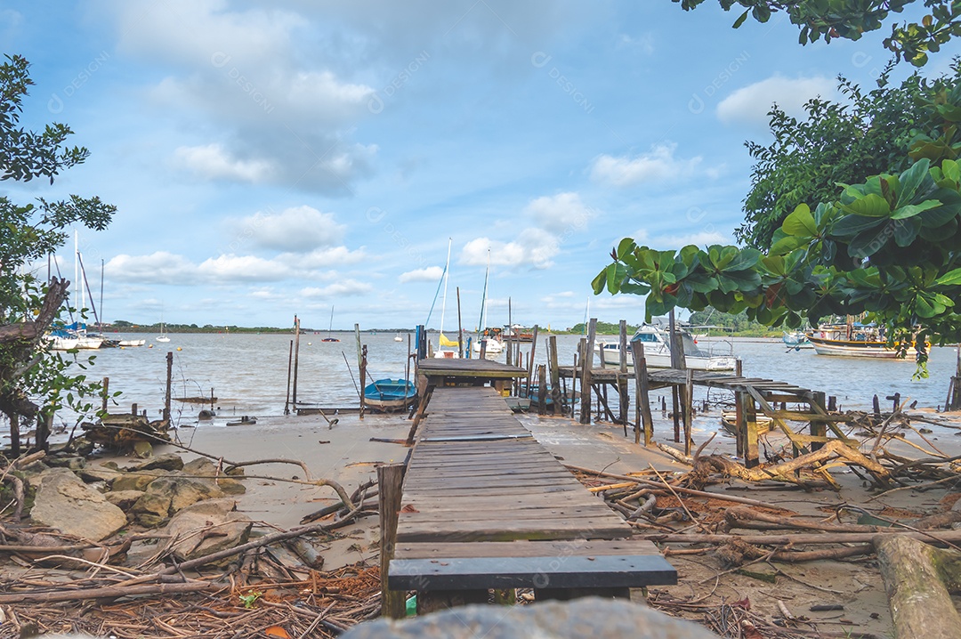 marina ribeirinha em um final de tarde, beira rio