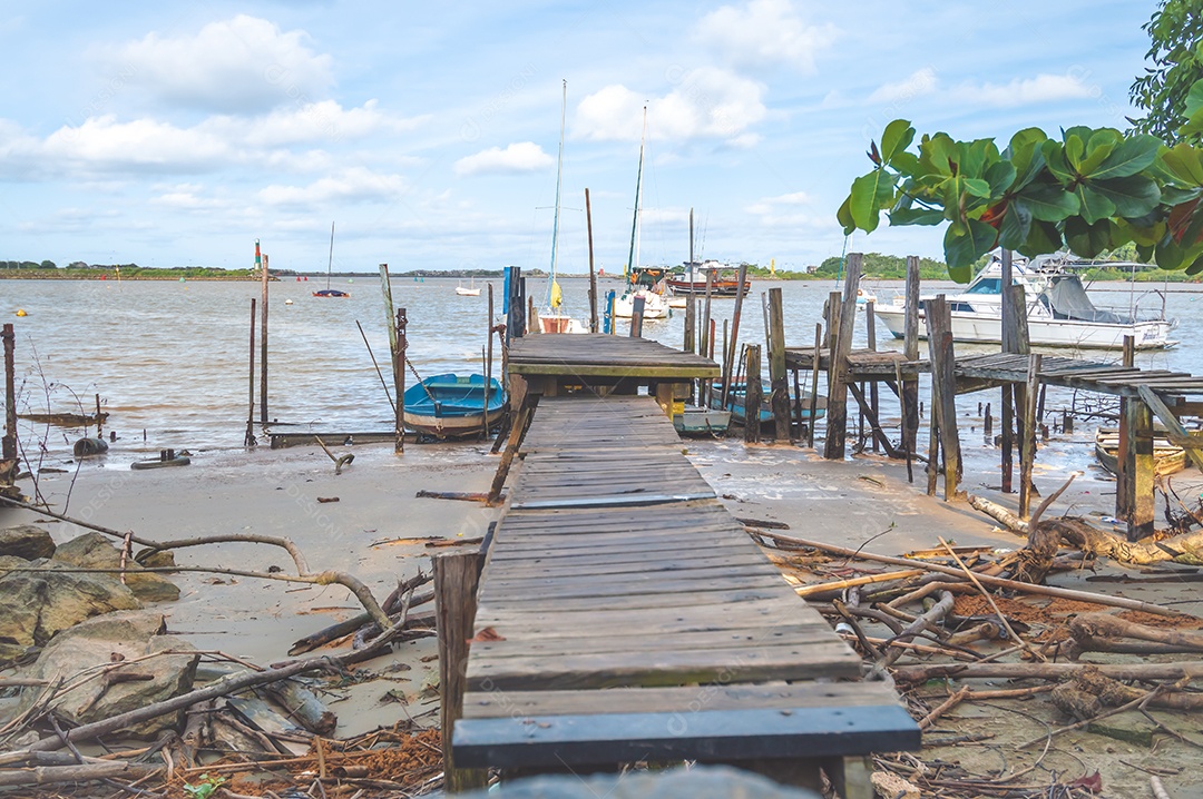 Marina ribeirinha em um final de tarde, beira rio, final de tarde com barcos na lagoa beira rio.