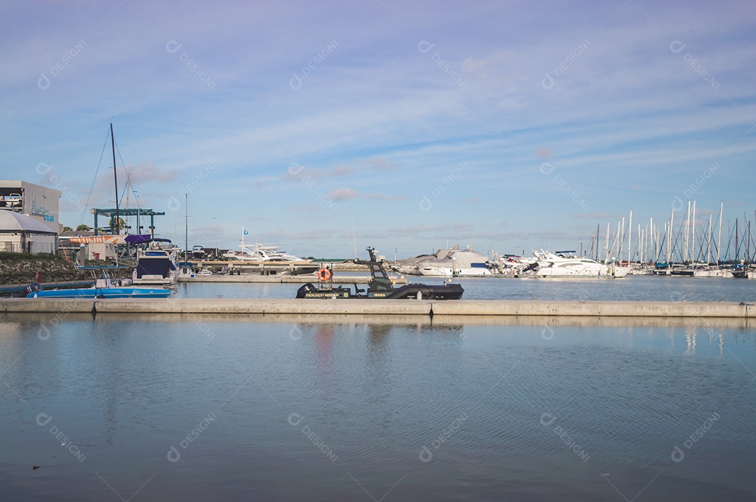Marina ribeirinha em um final de tarde, beira rio