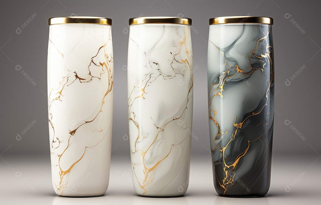 Embalagem de copo metálico realista com padrão de pedra de mármore no fundo branco.