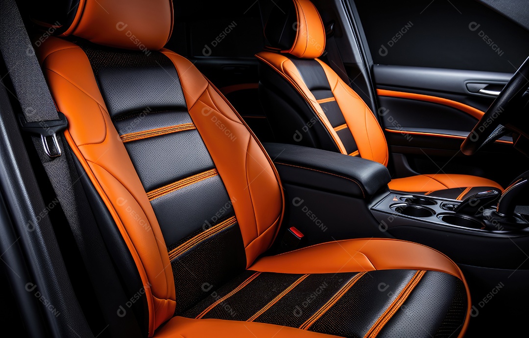 Interior do carro com assentos almofadados, assentos traseiros de couro