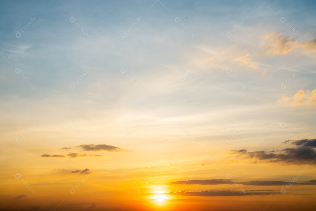 Nuvens douradas laranja e luz solar no céu azul perfeito