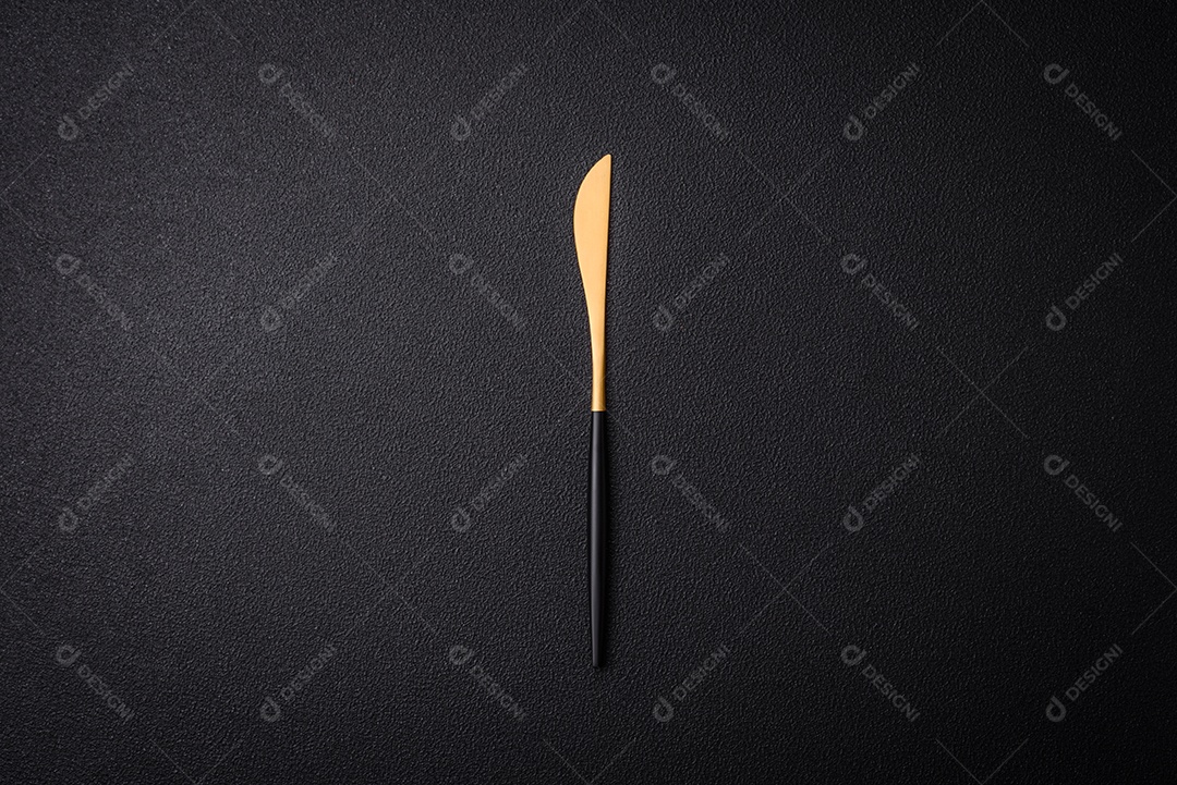 Faca de cozinha feitos de aço em um fundo escuro de concreto