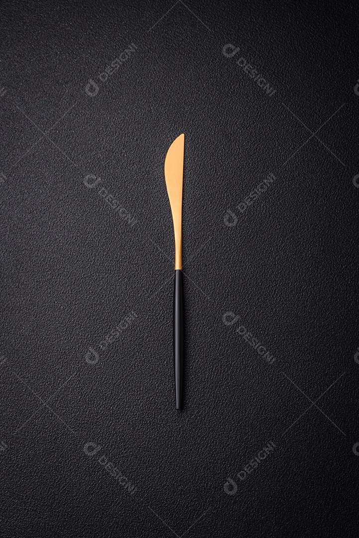 Garfo de cozinha feitos de aço em um fundo escuro de concreto