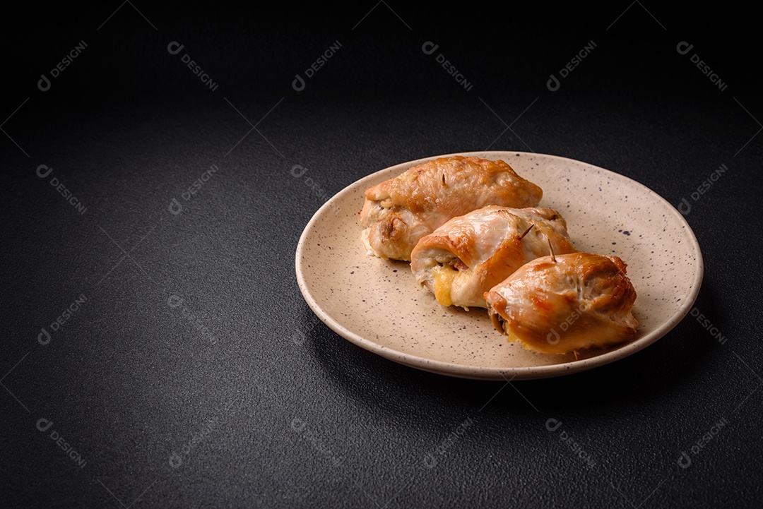 Delicioso rolo de carne fresca feito de filé de frango, cogumelos, especiarias e ervas. Delicioso prato saudável cozinhado em casa