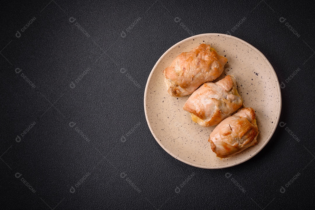 Delicioso rolo de carne fresca feito de filé de frango, cogumelos, especiarias e ervas. Delicioso prato saudável cozinhado em casa