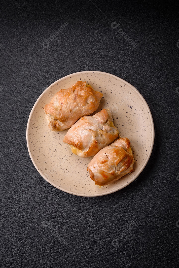 Delicioso rolo de carne fresca feito de filé de frango, cogumelos, especiarias e ervas. Delicioso prato saudável cozinhado em casa