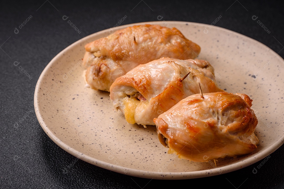 Delicioso rolo de carne fresca feito de filé de frango, cogumelos, especiarias e ervas. Delicioso prato saudável cozinhado em casa