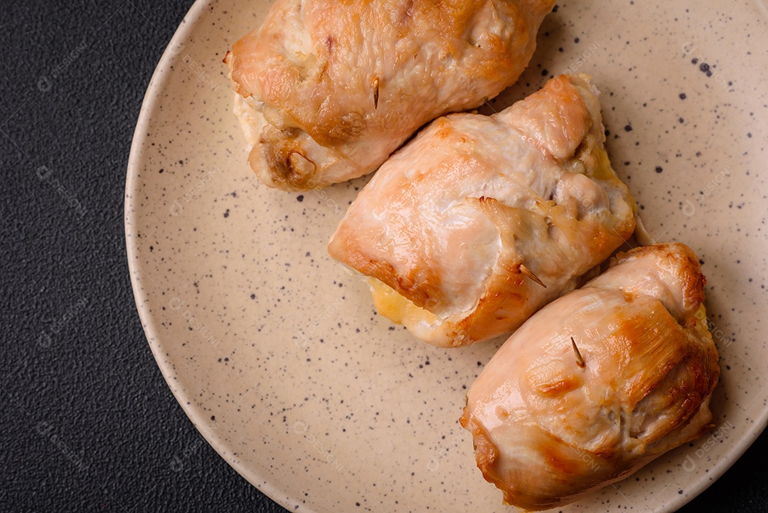 Delicioso rolo de carne fresca feito de filé de frango, cogumelos, especiarias e ervas. Delicioso prato saudável cozinhado em casa