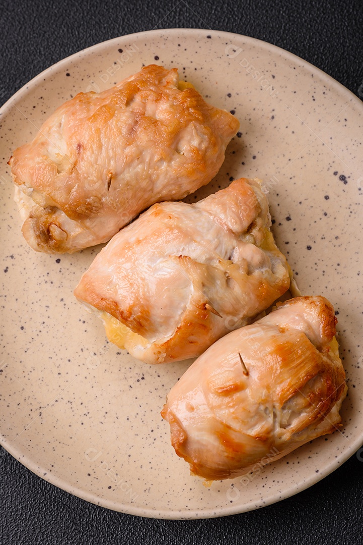 Delicioso rolo de carne fresca feito de filé de frango, cogumelos, especiarias e ervas. Delicioso prato saudável cozinhado em cas