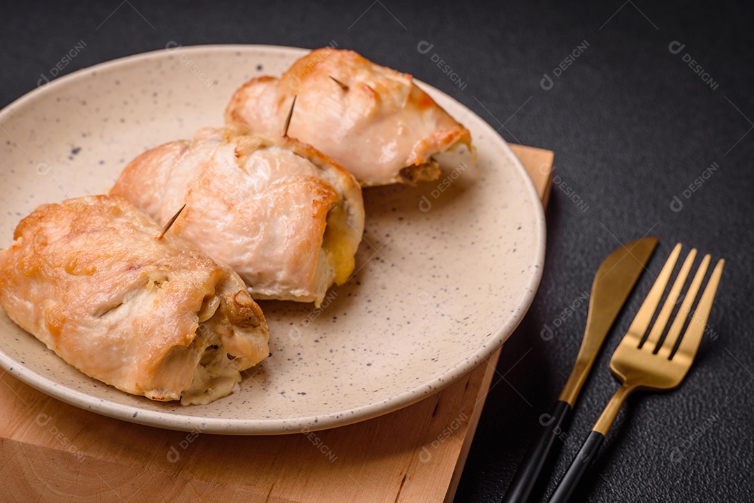 Delicioso rolo de carne fresca feito de filé de frango, cogumelos, especiarias e ervas. Delicioso prato saudável cozinhado em casa